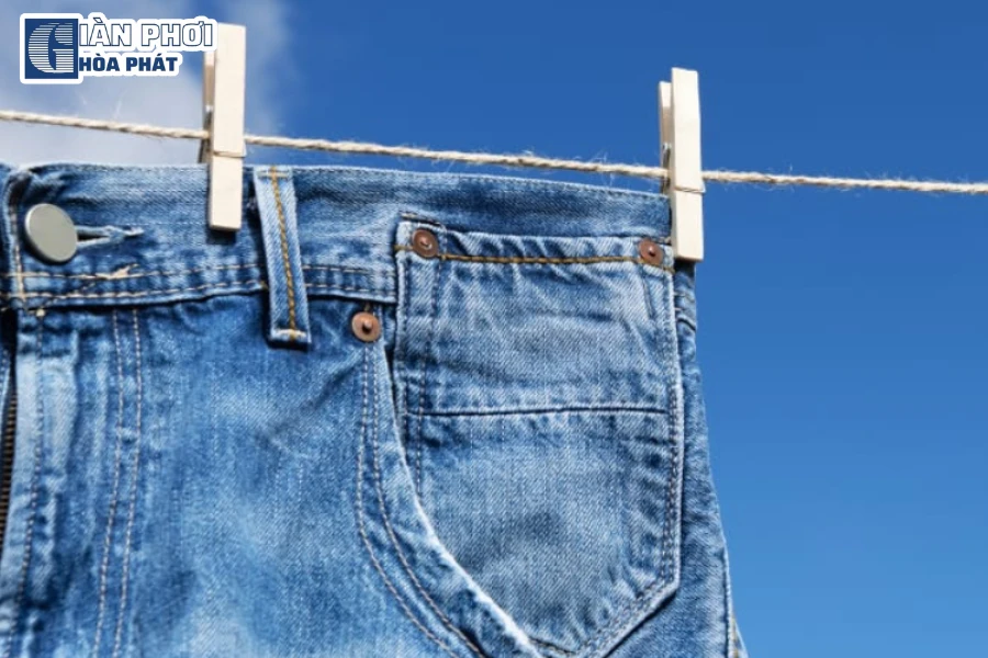 Phơi quần jean trực tiếp dưới ánh nắng lâu dài sẽ làm hỏng quần