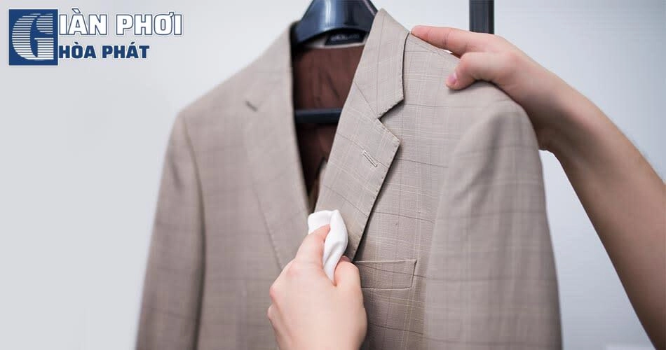 Sử dụng giấy thấm để hút nước thừa trên áo vest