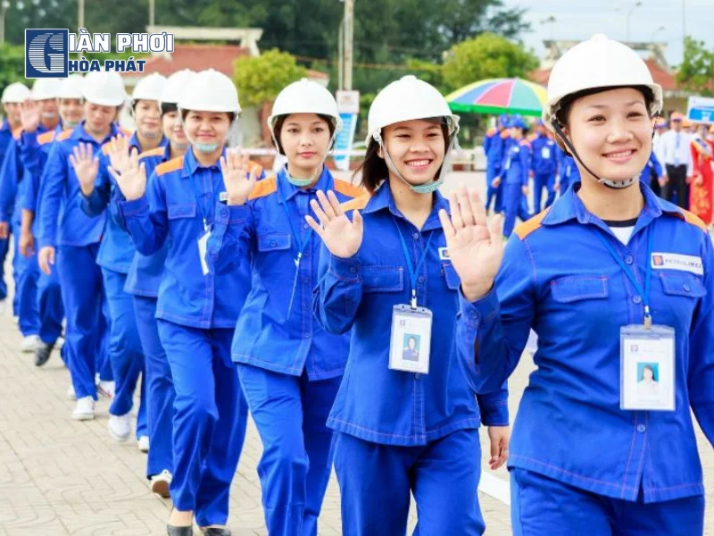 Phơi quần áo công nhân ở nơi có bóng râm để không làm hỏng vải