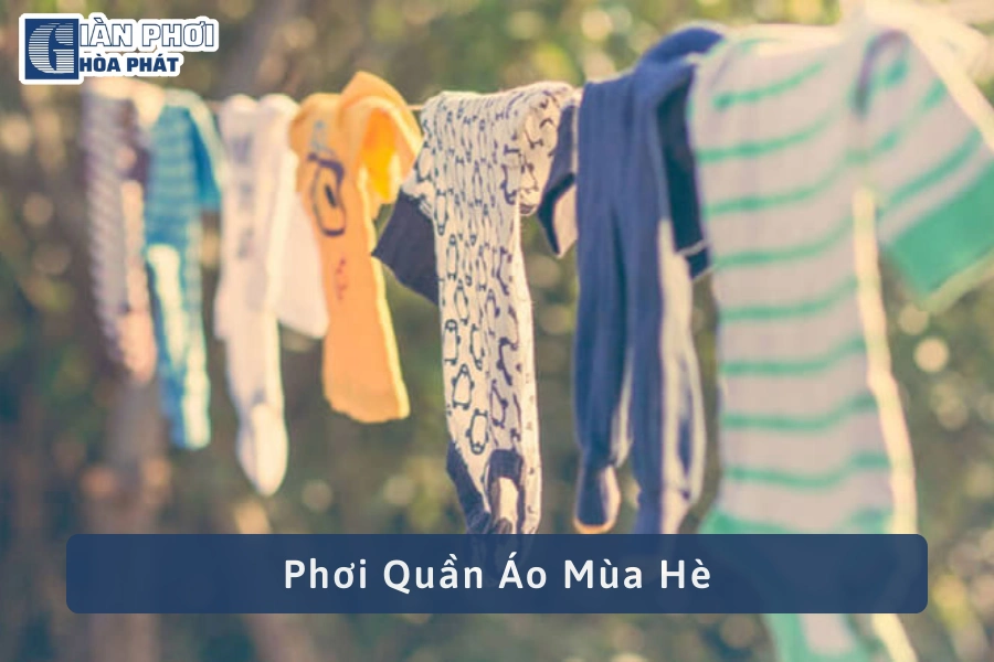 Nên phơi quần áo ở không gian bên ngoài thay vì phơi trong nhà